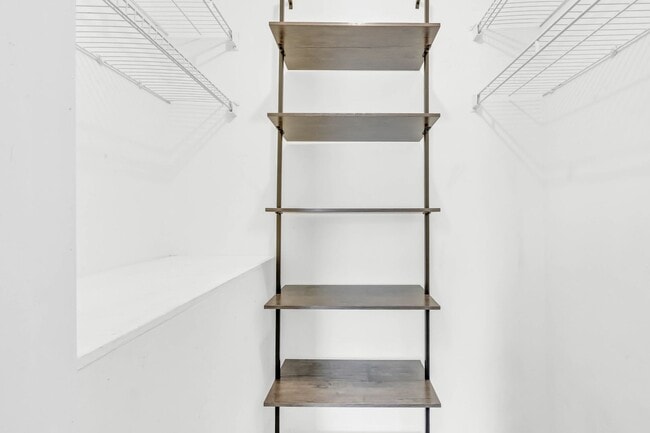 Building Photo - 925 Granny White Rd