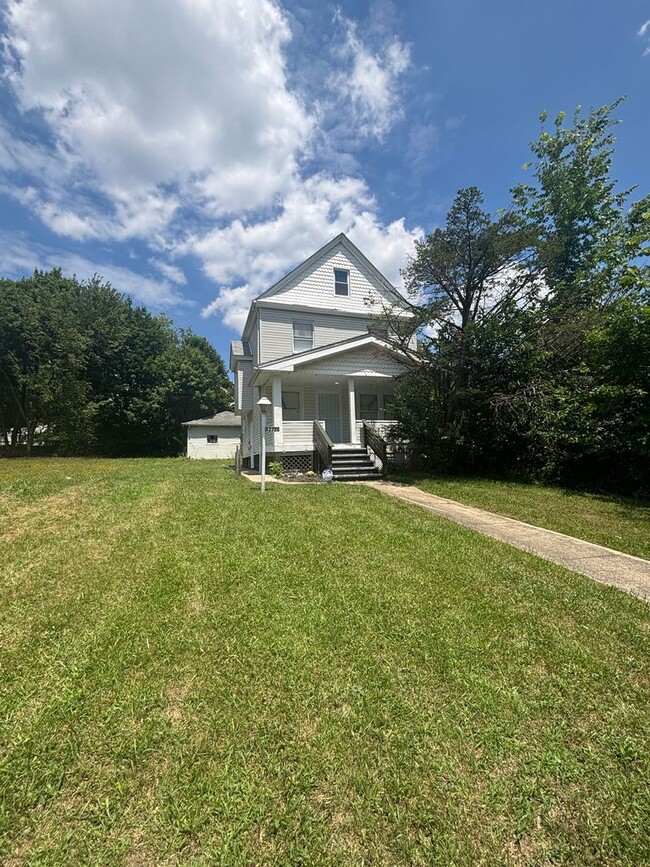 Building Photo - 13721 Beachwood Ave