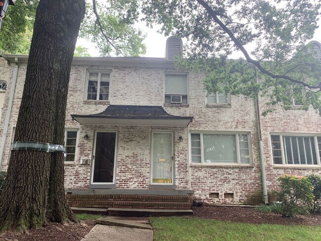 Building Photo - Cozy Condo located in the Queen Selwyn Com...