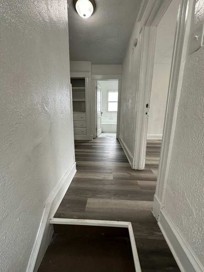 Building Photo - 4 bedroom 1.5 bath