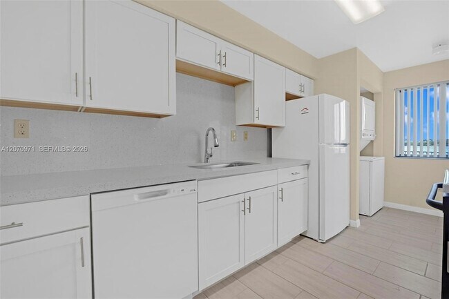 Building Photo - 15545 Miami Lakeway N