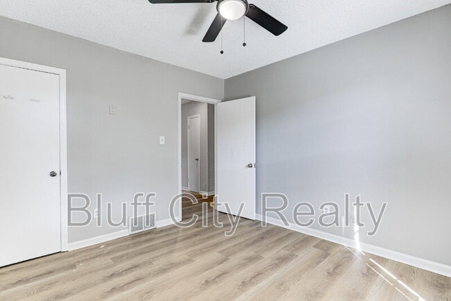 Building Photo - 819 Watson St