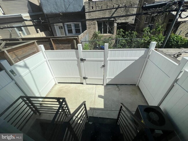 Building Photo - 2135 Fernon St