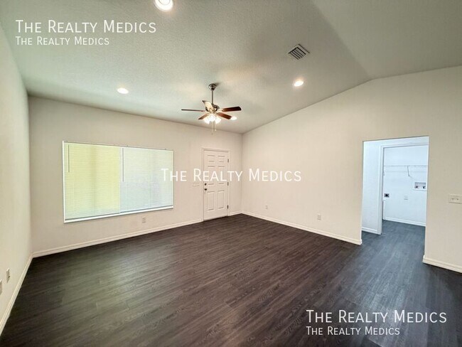 Building Photo - 303 Sequoia Dr