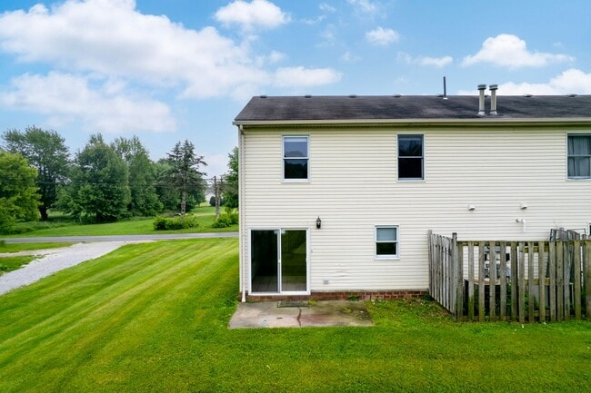 Building Photo - Three Bedroom Duplex