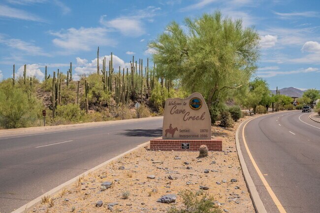 Building Photo - Downtown Cave Creek Patio Homes!