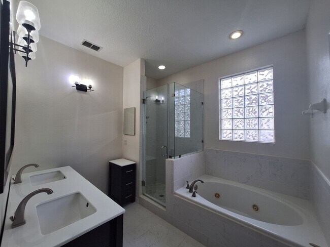 Building Photo - Charming 3-Bedroom Home with Spacious Back...