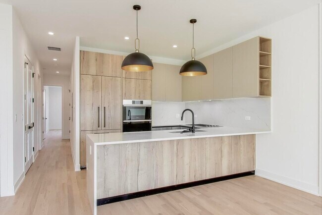 Building Photo - 2456 W Cortez St