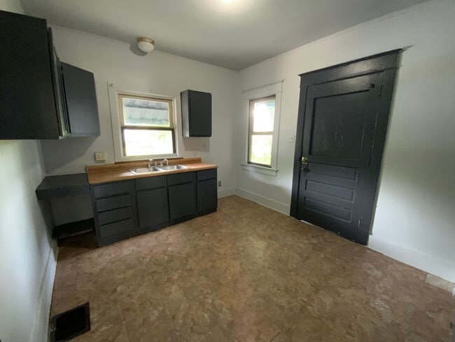 Building Photo - 909 N Griffin St