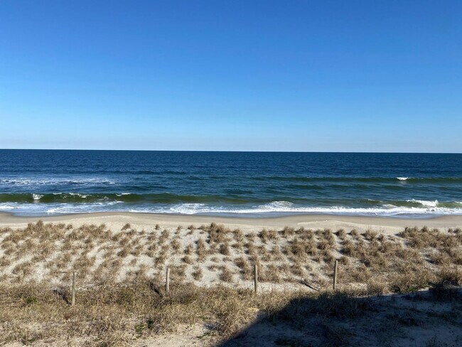 Building Photo - PERFECT OCEANFRONT FURNISHED ONE BEDROOM R...