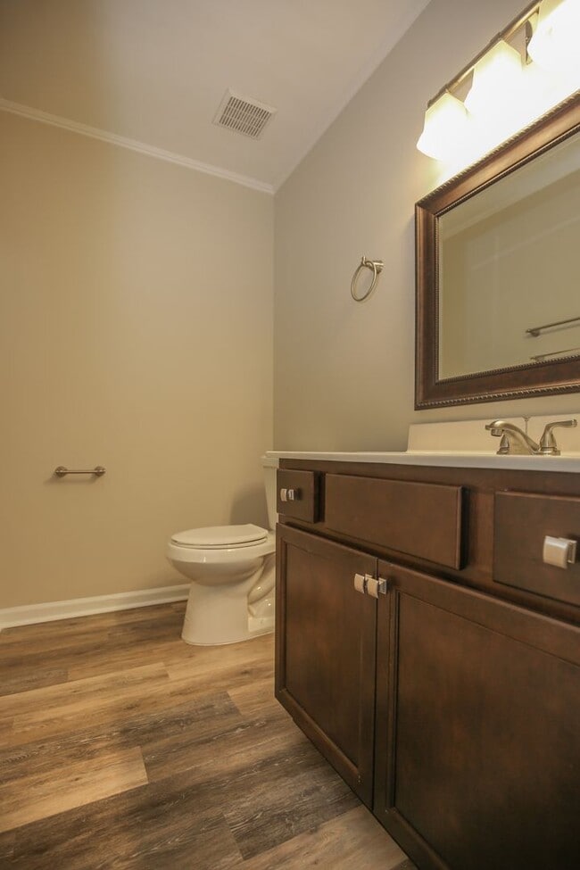 Building Photo - Updated Townhome w/GARAGE in BRANCHWOOD!