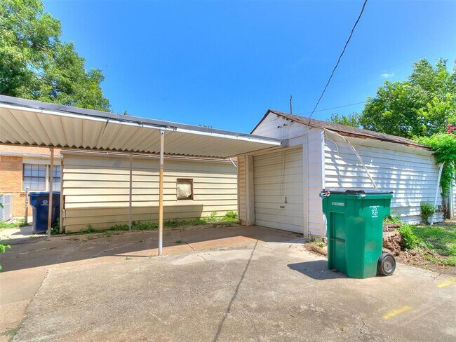 Building Photo - 2204 N Hood St