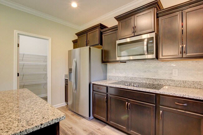 Building Photo - Huge 5 bed 3 ba.  Gorgeous House Near Post...