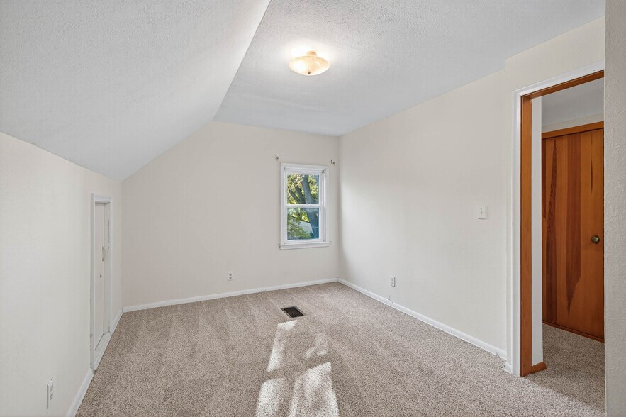 Building Photo - 1049 Sterling St N