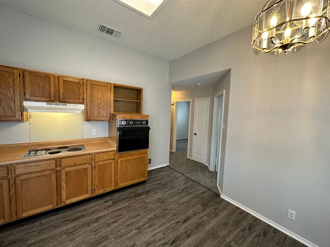 Building Photo - CUTE 3 BEDROOM 2 BATH IN NORTHSIDE ISD