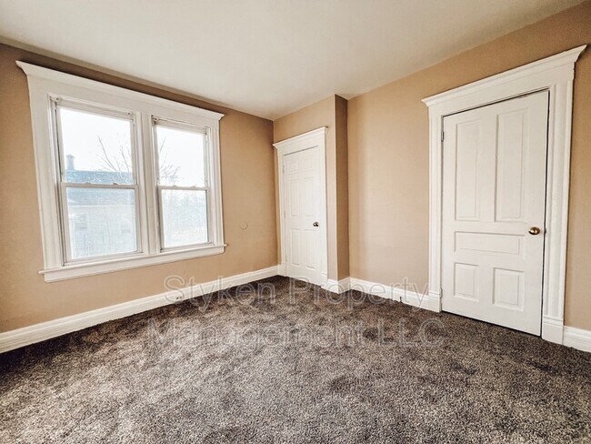 Building Photo - 185 N Entrance Ave