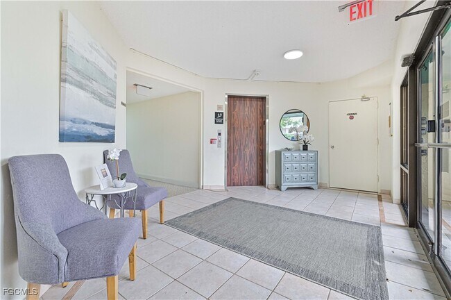 Building Photo - 975 Palm View Dr