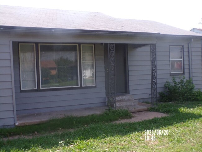 Building Photo - centrally located $200.00 off 1st  full month's rent