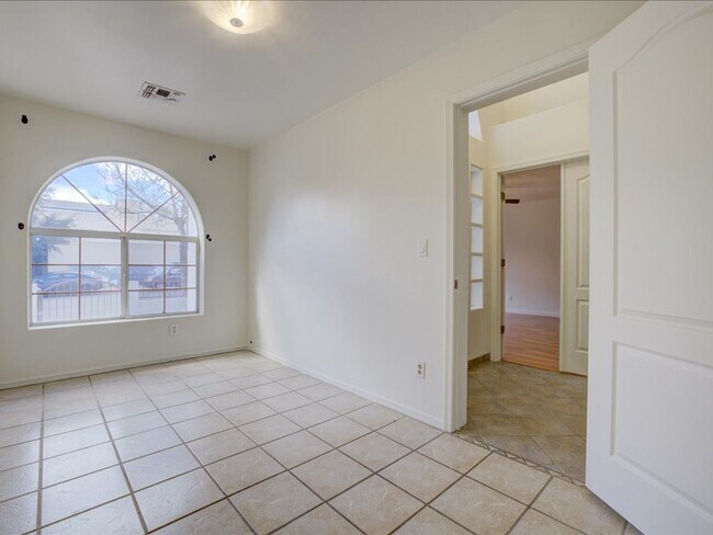 Building Photo - 3 Bedroom 2 Bathroom