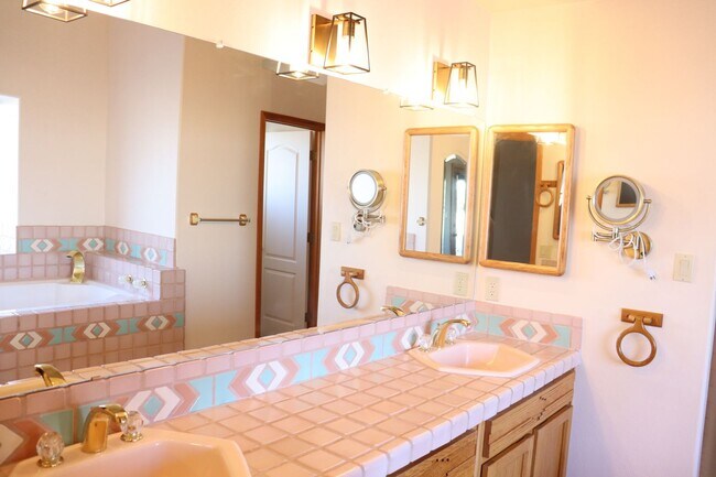 Building Photo - Golf Course Location