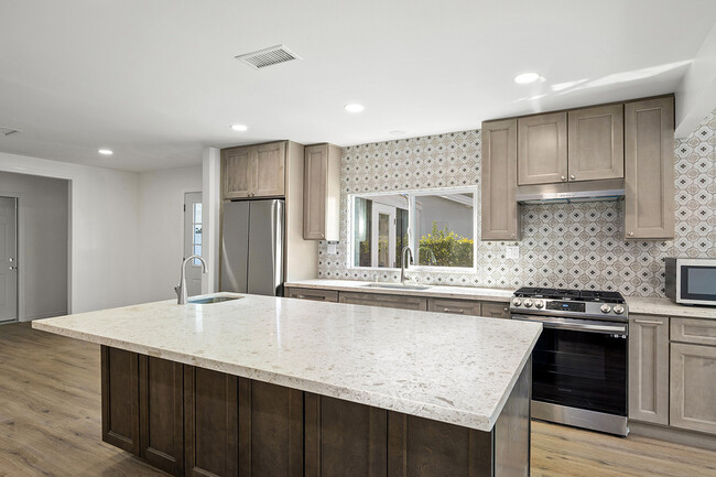 Building Photo - 3352 Altadena Ave