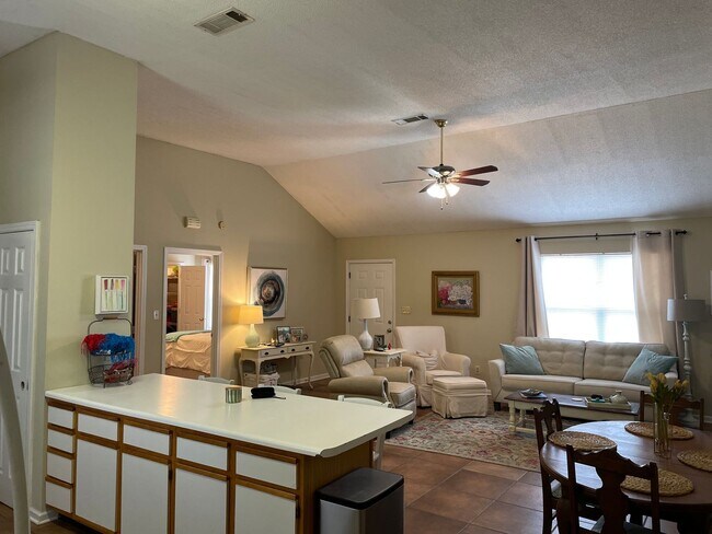 Building Photo - 2 BR 2 BA Fenced Yard