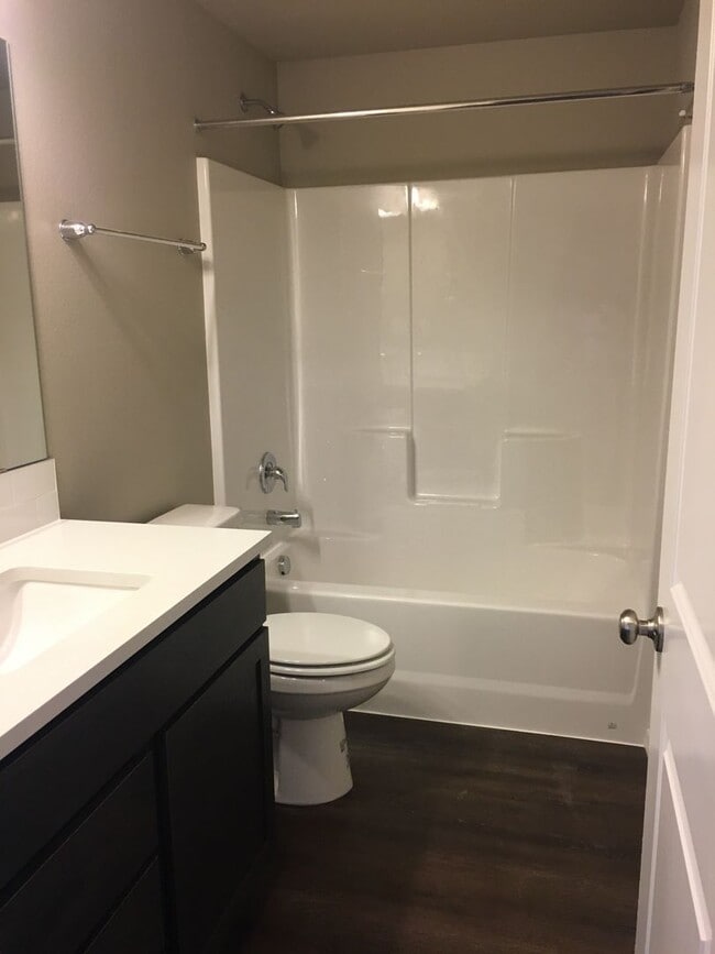 Building Photo - 2 Bedroom / 1 Bathroom in SW Redmond Commu...