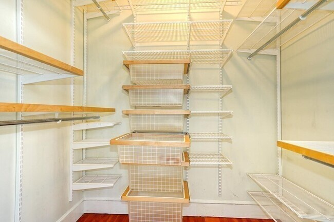 Building Photo - 98 Amory St