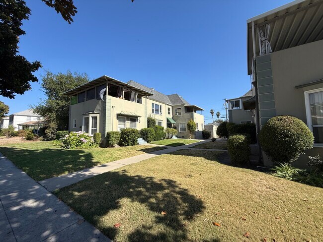 Building Photo - 1424 E Wilson Ave