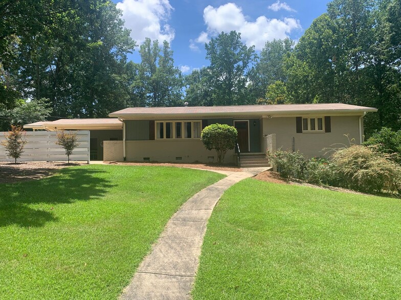 Building Photo - Great Location on this 4 Bedroom Home in A...