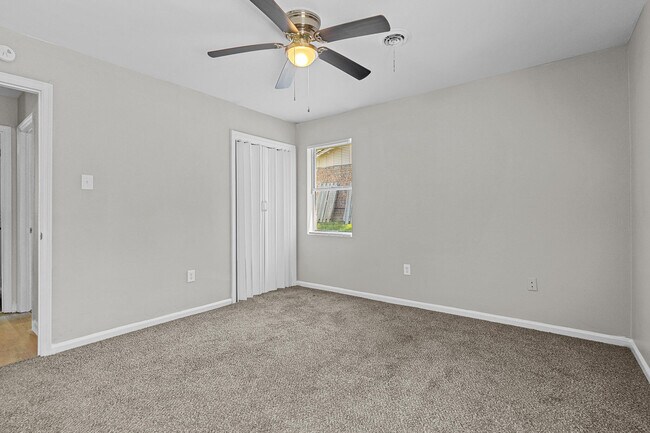 Building Photo - 3630 Columbine Dr