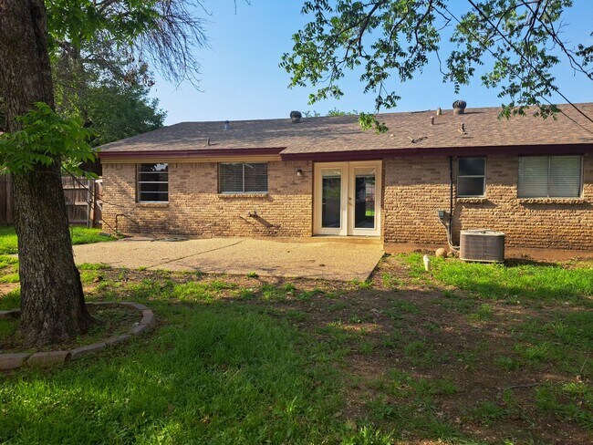 Building Photo - 3 Bedroom / 2 Bath / 2 Car Garage