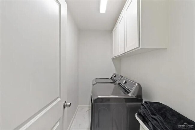 Building Photo - 4104 S Rodman Ln