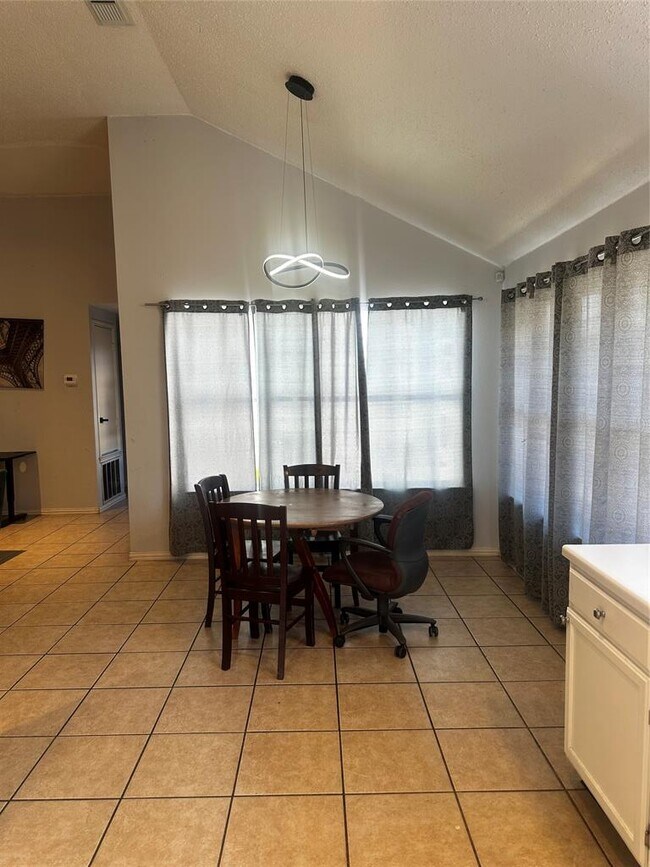 Building Photo - 612 David Curry Dr