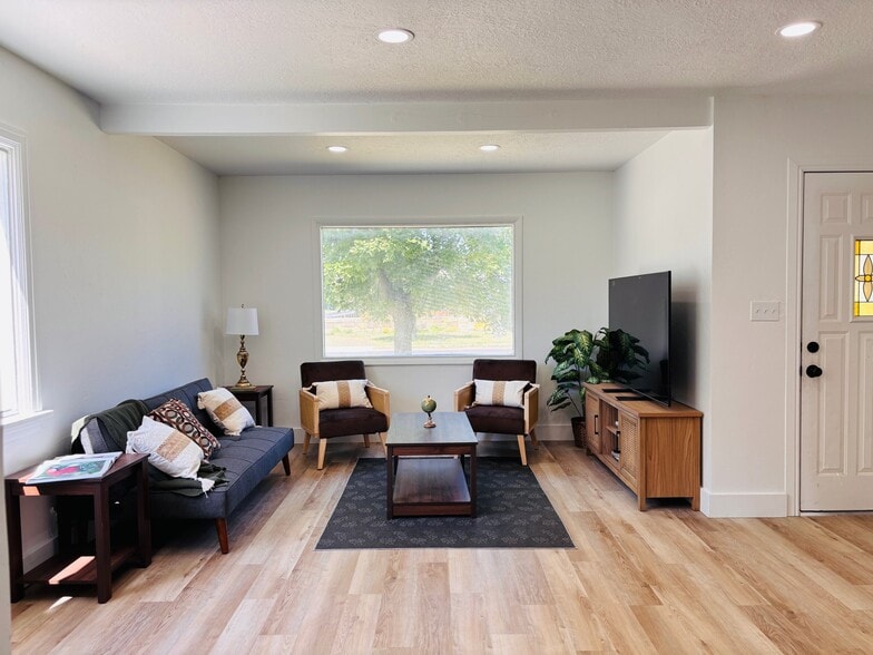 Building Photo - 694 S 600 E