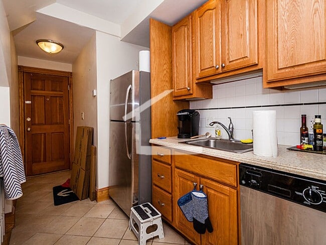 Building Photo - Nicely renovated, pet friendly 2 bed in the heart of Beacon Hill.