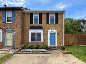 Building Photo - Double En-Suite Townhome