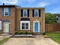 Building Photo - Double En-Suite Townhome
