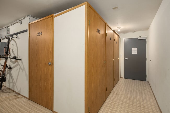 Building Photo - 1616 Summit Ave