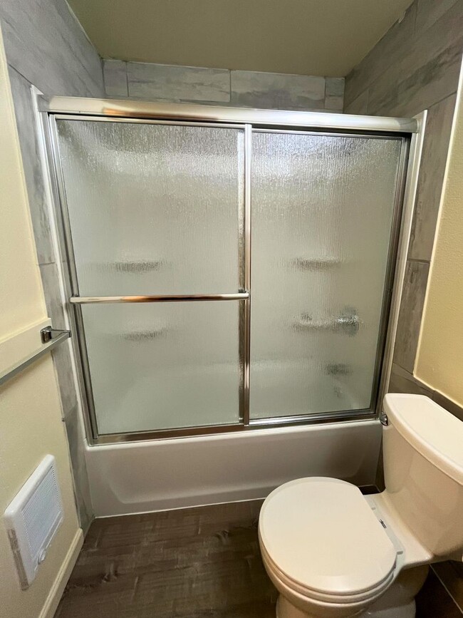 Building Photo - (CAM 9)  Very Nice Large 1 bed Apt - Close...