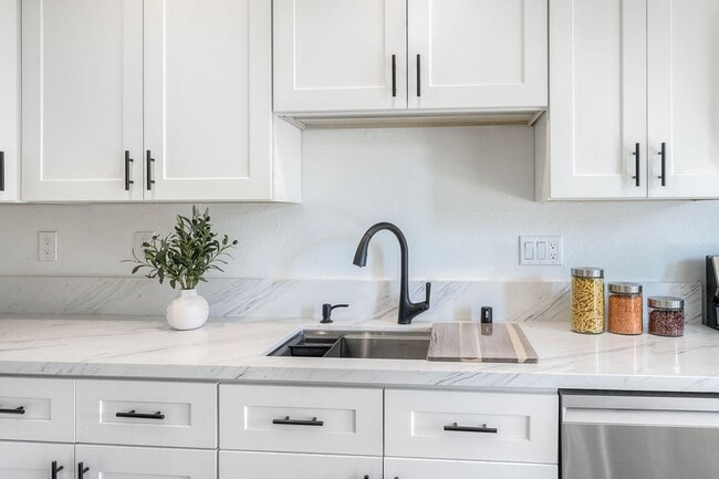 Building Photo - Beautifully remodeled single-story home in the heart of Solana Beach!