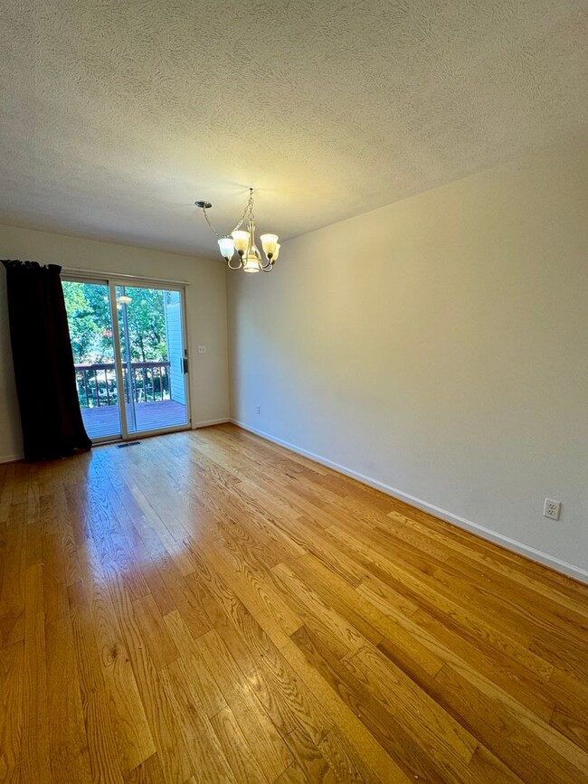 Building Photo - Duplex with Basement Garage for Rent