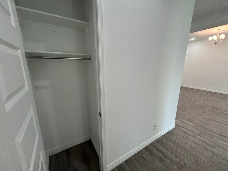 Building Photo - 8731 W Wagon Wheel Dr