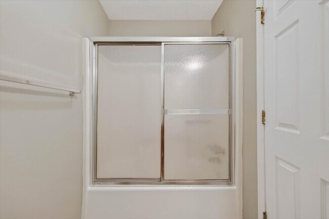 Building Photo - 921 Kingsbury Dr