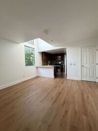 Building Photo - Freshly Updated End-Unit Townhome in the Gated Community of Vista Valencia