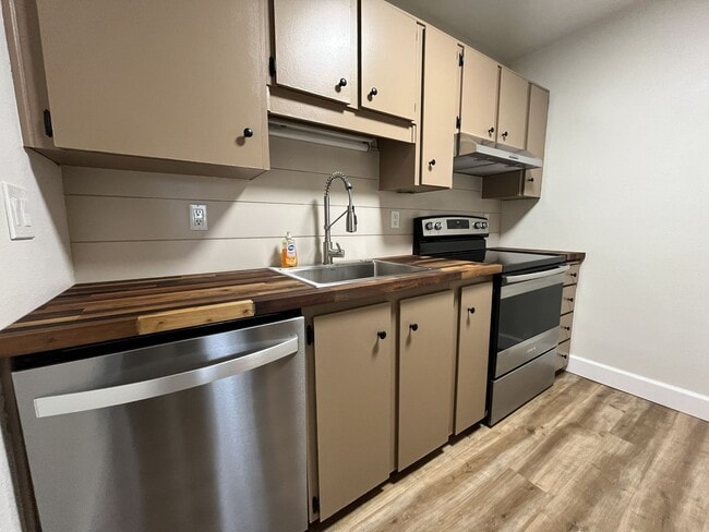 Building Photo - Newly Renovated 1Bd + 1Ba Condo in West Haven-Sylvan! No Stairs, Direct Access, Parking + Pool, S...
