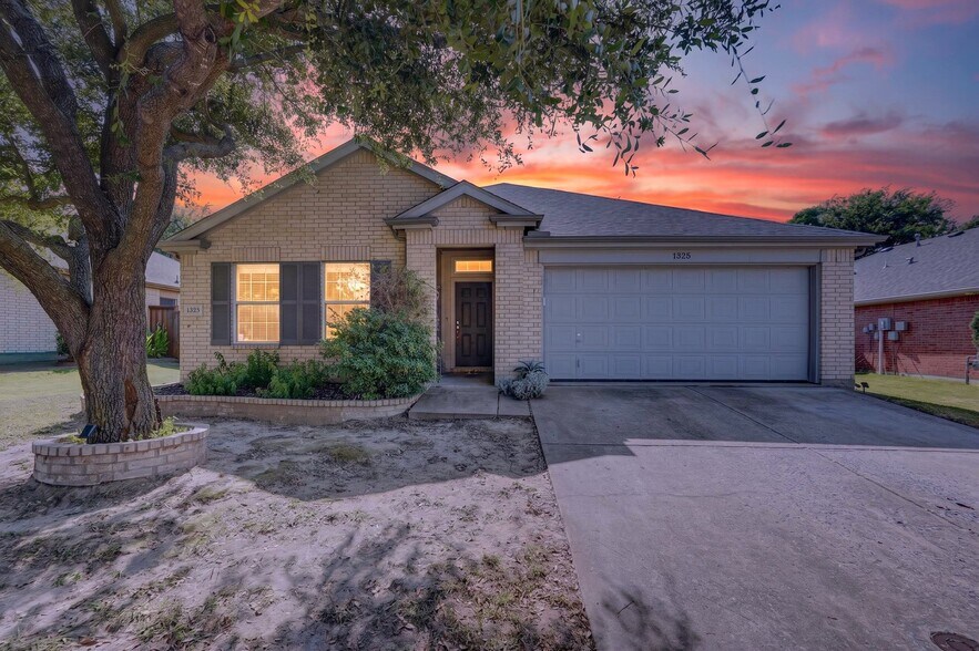 Building Photo - 1325 Periwinkle Dr