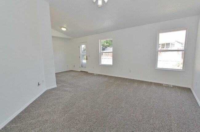 Building Photo - 608 Smith Ct