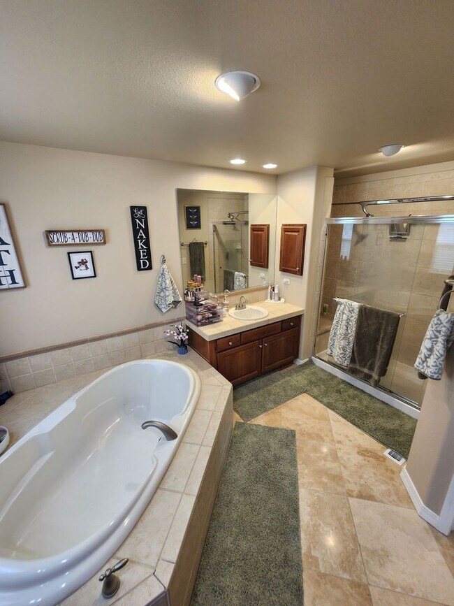 Building Photo - Beautiful Home in Pine Creek