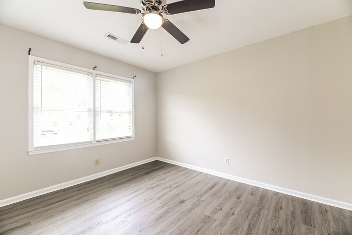 Building Photo - 213 Water Oak Dr